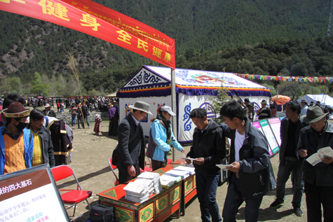 体育科普宣传。向群众发放宣传手册,讲解健身知识.jpg 体育科普宣传。向群众发放宣传手册,讲解健身知识.jpg